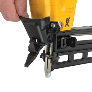 Аккумуляторный гвоздезабиватель DeWALT DCN662D2-QW в кейсе с АКБ и ЗУ
