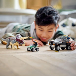 Конструктор LEGO Jurassic World 76950 Трицератопс: нападение на пикап