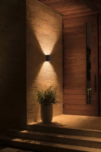 Уличный светильник Philips Hue Resonate 18см Outdoor white and color ambiance 915005842901, черный