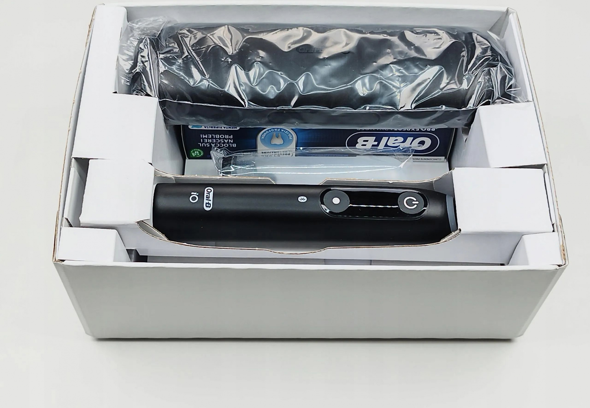 Электрическая зубная щетка Oral-B iO6N BlackLava 2 головки + футляр