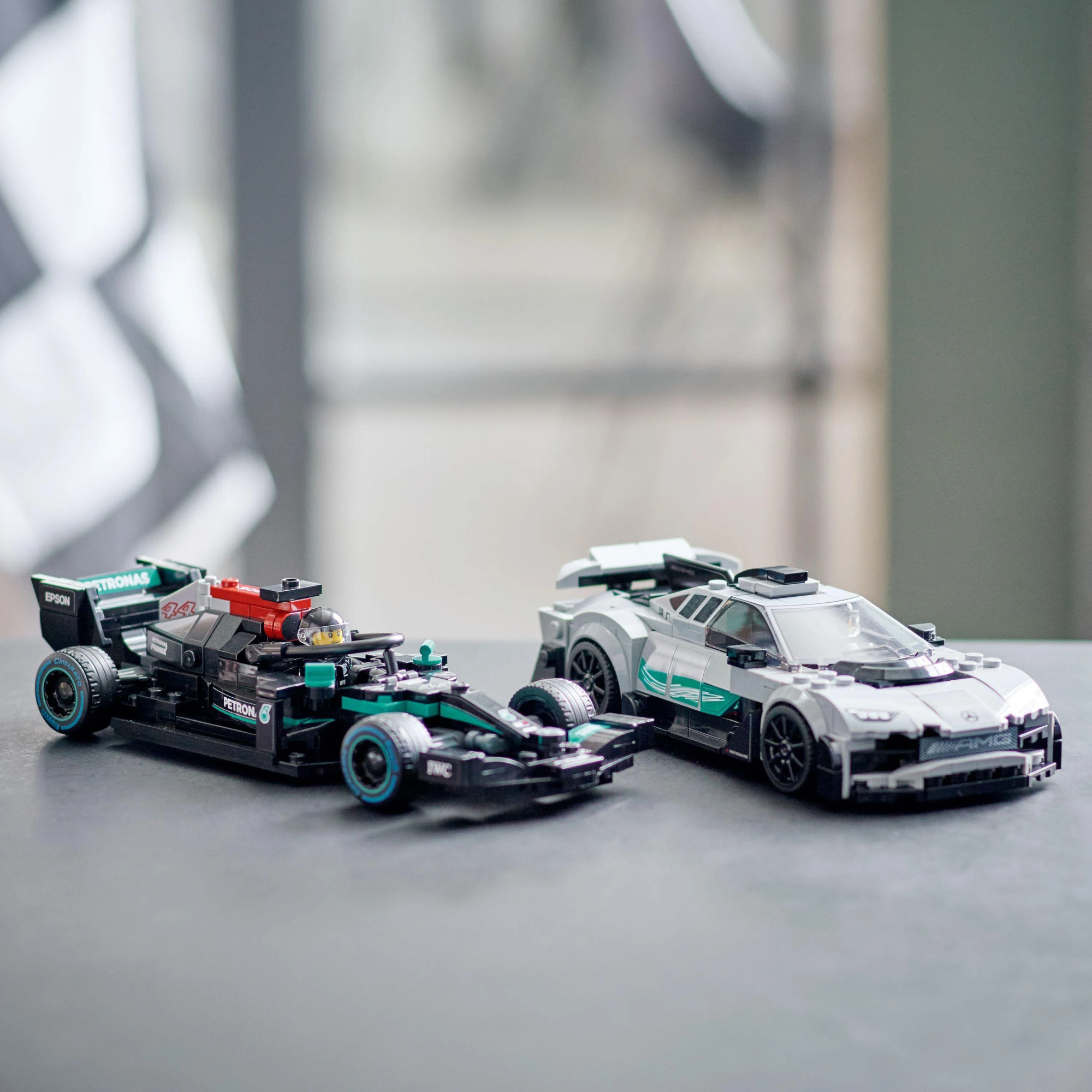 Конструктор LEGO Speed Champions 76909 Mercedes-AMG F1 W12 E Performance и Mercedes-AMG ONE