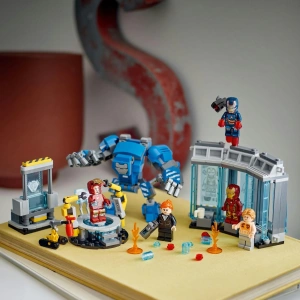 Конструктор LEGO Marvel 76315 Лаборатория Железного человека: Зал брони