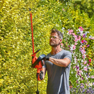 Электрический садовый кусторез + ножовка Black+Decker BEHTS551-QS