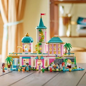 Конструктор LEGO Disney Princess 43267 Замок принцесс и королевские питомцы