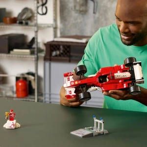 Конструктор LEGO Icons 11375 Ferrari F2004 и Михаэль Шумахер