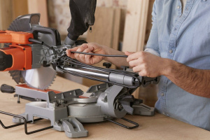 Торцовочная пила Black+Decker BES700-QS