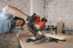 Торцовочная пила Black+Decker BES700-QS