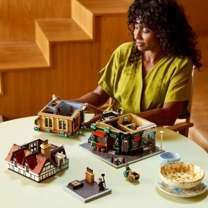 Конструктор LEGO Icons 10350 Дом в английском стиле