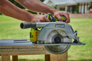Аккумуляторная циркулярная пила RYOBI R18CS-0